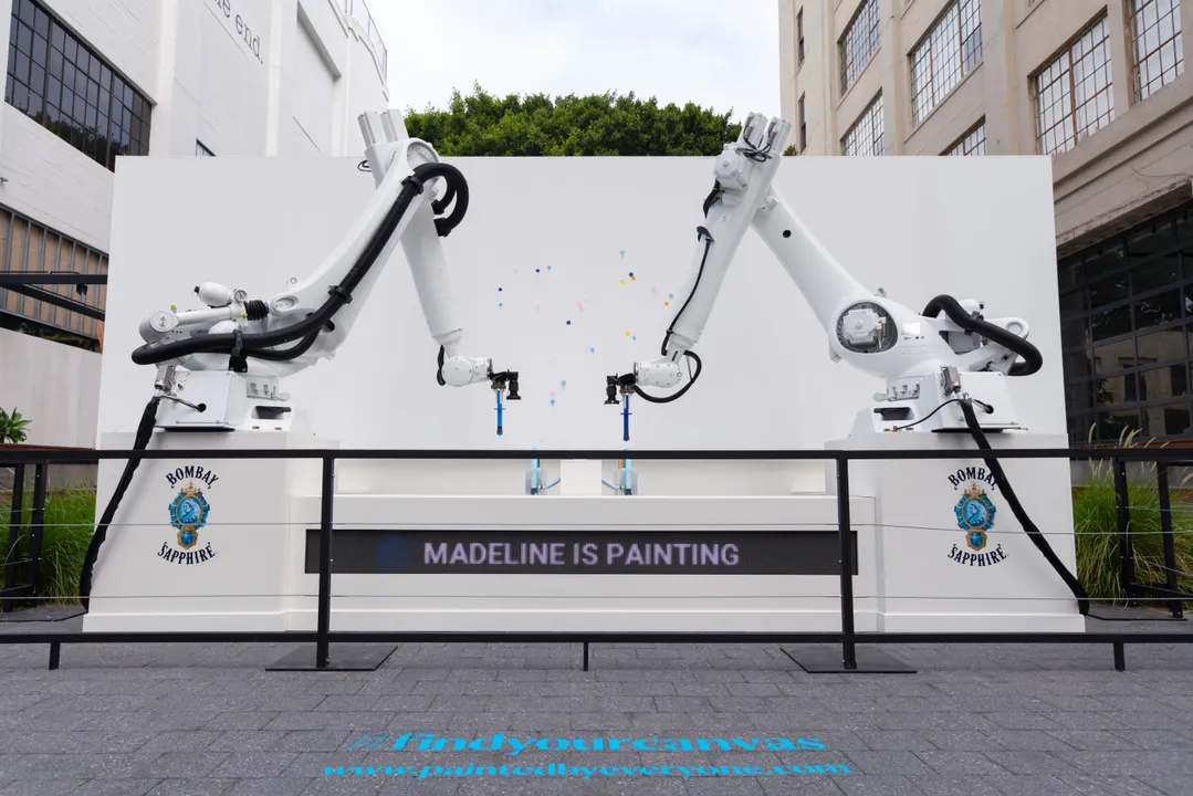 BOMBAY SAPPHIRE GIN® INVITES YOU TO DISCOVER THE POSSIBILITIES WITHIN